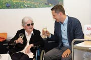 Ida Winteler und Mathias Müller, Lichtensteiger Stadtpräsident, stossen miteinander an. (Bild: Cecilia Hess-Lombriser)