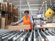 Liefern Schweizer Unternehmen Waren an einen Kunden in einem EU-Land, müssen auch sie sich ab dem 25. Mai an die neuen EU-Datenschutzregeln halten (Archiv). (Bild: KEYSTONE/EPA/FRIEDEMANN VOGEL)