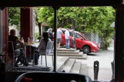 Von einem Kran musste das Auto abtransportiert werden. Schaden ist nicht entstanden. (Bild: Res Lerch)