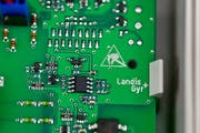 Produktion beim Schweizer Technologiekonzern Landis + Gyr. Bild: KEY/Gaëtan Bally