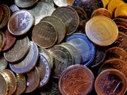 Verschärfte Kontrollen bei Bargeld-Transfers: EU-Behörden können künftig schon bei Beiträgen unterhalb der Anmeldeschwelle von 10'000 Euro tätig werden. (Bild: KEYSTONE/AP/MICHAEL PROBST)