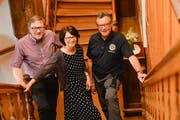 Brigitte Kaufmann, Präsidentin des Rotary Clubs Oberthurgau, wird flankiert von den beiden Mitgliedern der Kulturkommission, Karl Svec und André Manz, welcher der Kommission vorsteht. Im Schloss Hagenwil verkündeten sie die diesjährigen Kulturpreis-Gewinner. (Bild: Donato Caspari)