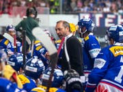 André Rötheli steht auch in den nächsten zwei Saisons an der Bande des EHC Kloten (Bild: KEYSTONE/PATRICK B. KRAEMER)