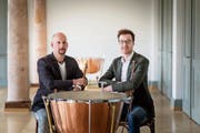 Sie teilen sich acht Beethoven-Sinfonien: die beiden Pauker Maximilian Näscher (l.) und Manuel Becker. (Bild: Michel Canonica)