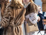 Der Wissensstand über Pelze hat sich erhöht, das Kaufverhalten hat sich aber nicht gross geändert. Im Bild sieht man zwei Frauen am White Turf in St. Moritz. (Bild: Keystone/CHRISTIAN BEUTLER)