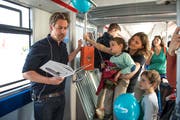 Benedikt von Peter, Direktor des Luzerner Theater, liest in einem VBL-Bus eine Kindergeschichte vor. (Bild: Dominik Wunderli (Luzern, 23. Mai 2018))