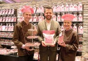 Die Confiserie Bachmann lanciert eine neue Schokoladensorte. Von links: Geschäftsführer Matthias Bachmann, Corsin Bollinger, Sales Director Barry Callebaut und Bachmann-Geschäftsleitungsmitglied Juliane Bachmann. (Bild: PD)