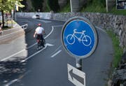 Die Radwegführung beim Bootshafen Hergiswil soll verbessert werden. Bild: Corinne Glanzmann (Hergiswil, 23. Mai 2018)