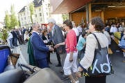 Freunde, Bekannte und die Bevölkerung bereiten Turi Schallenberg beim Bürgler Feuerwehrdepot einen schönen Empfang. (Bild: Donato Caspari)