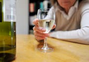Kontrolliertes Trinken geht nicht: Alkoholikerinnen müssen schon auf das erste Glas verzichten. Bild: Reto Martin