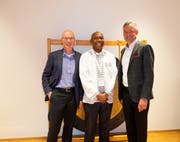 Tobias Kracher, der Direktor des Lassalle-Instituts (links), Obiora Ike, Executive Director von Globethics.net (mitte) und der Zuger Wirtschaftsdirektor Matthias Michel nahmen an der Konferenz zur Unternehmensethik teil. Bild: PD
