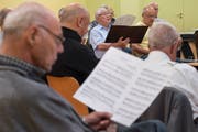 Der Männerchor Kriens bei einer Probe für ihr letztes Konzert. (Bild: Boris Bürgisser (Kriens, 7. Mai 2018))