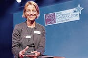 Evelyne Wirz, Geschäftsführerin der Rehaklinik Dussnang, präsentiert im Zürcher Kaufleuten die Auszeichnung für den dritten Platz bei «Great Place to Work». (Bild: PD/Rehaklinik Dussnang.)