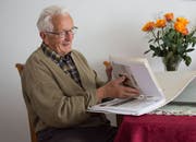 Freude und Wehmut zugleich: Otto Brunner blättert in den Akten des Jahrgängervereins 1926-30. (Bild: Claudio Weder)