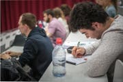Studenten in der Uni (Bild: Roger Grütter)