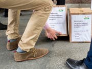 Die SVP verlangt, dass die Zürcher Polizeien in ihren Mitteilungen die Nationalität von mutmasslichen Tätern und Opfern nennen: Sie hat am Mittwoch die gesammelten Unterschriften für eine entsprechende kantonale Volksinitiative eingereicht. (Bild: KEYSTONE/ENNIO LEANZA)