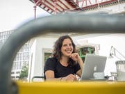 Muriel Traber hat kein eigenes Büro und arbeitet daher mit dem Laptop oft in Cafés. Bild: Hanspeter Schiess