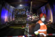 Der ausgebrannte Reisecar im San Bernardino-Tunnel. (Bild: Keystone/Gian Ehrenzeller)
