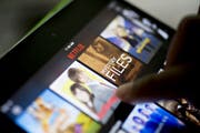 Ein Anwender streamt Inhalte über die Netflix-App auf einem Tablet. (Bild: Getty)
