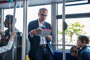 Stadtpräsident Beat Züsli liest am Schweizer Vorlesetag Geschichten des Schriftstellers Franz Hohler in einem VBL-Bus vor. (Bild: Dominik Wunderli (Luzern, 23. Mai 2018))