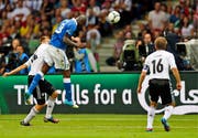 Mario Balotelli skort im EM-Halbfinal 2012 gegen Deutschland. (AP/Michael Sohn)