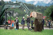 Die Regierungsräte Josef Hess und Christoph Amstad sowie Architekt Pascal Häller (von links) erhalten beim Spatenstich Unterstützung durch einen Bagger. (Bilder: Corinne Glanzmann (Kägiswil, 23. Mai 2018)