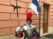 Stolz posiert Philip Stierli nach seiner Vereidigung in der Kaserne der Schweizer Garde vor der Zuger Fahne. (Bild: Charly Keiser (Vatikan, 6. Mai 2018))