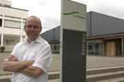 Alex Brühwiler im Jahr 2005 vor dem Rathaus. (Bild: Ralph Ribi)