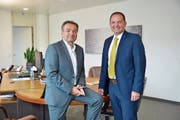 Der bisherige und der neue Verwaltungsratspräsident der Technischen Betriebe Weinfelden AG: René Bock und Franz Koller. (Bild: Mario Testa)