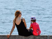 Wie viel Zeit brauchen Familien nach der Adoption eines Kindes? Und braucht es für ältere Adoptivkinder weniger Zeit als für Kleinkinder? Über diese Fragen sind sich Parteien uneinig. (Bild: KEYSTONE/WALTER BIERI)