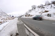 Die Kantonsstrasse zwischen Hospental und Zumdorf. (Bild: Urs Hanhart, 11. Januar 2011)