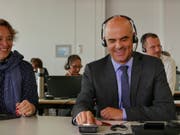 Bundespräsident Alain Berset nimmt in der Glückskette-Sammelzentrale Spendentelefone entgegen. (Bild: Claudia Blaser/Glückskette)