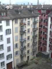 Auch das blassgelbe Gebäude an der Mythenstrasse 8 wird voraussichtlich 2019 saniert. (Bild: PD)