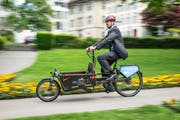 Der Zuger Stadtrat Urs auf der ersten Probefahrt. Bild Christian Herbert Hildebrand, fotozug.ch