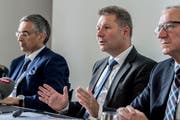 Finanzdirektor Marcel Schwerzmann (Mitte) an einer Medienkonferenz, flankiert von den Regierungsräten Guido Graf (links) und Paul Winiker. (Bild: Nadia Schärli)