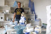 Jakob Schweizer ist Leiter der Brockenstuben des Blauen Kreuzes. Ab 9. Juni präsentiert er den Shop Wil mit neuem Konzept. (Bild: Hans Suter)