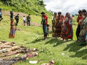 Angehörige in Rakhine bei der Exhumierung getöteter Hindu: Wie Amnesty International berichtet, standen ein Angriff und Exekutionen Dutzender durch eine Rohingya-Miliz am Anfang des Gewaltausbruchs in Myanmar. (Bild: KEYSTONE/EPA/NYEIN CHAN NAING)