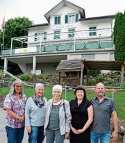 Der «Hölzig Alvier» mit Monika Rüetschli, Marlies Boser-Rüetschli, Mutter Heidi Rüetschli und den neuen Besitzern Sandra Dobler und Martin Sturzengger (von links). (Bild: Hansruedi Rohrer)