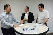 Wählerversammlung im Schulungsraum des Feuerwehrdepots von Zihlschlacht: Moderator Daniel Felix befragt Roger Fanetti (FDP) und Simon Schmutz (parteilos), die für den freiwerdenden Sitz im Gemeinderat Zihlschlacht-Sitterdorf kandidieren. (Bild: Georg Stelzner)