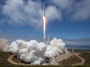 Eine Space X Falcon 9 Rakete transportiert zwei Satelliten zur Erdvermessung ins All (Foto:Bill Ingalls/NASA via AP) (Bild: KEYSTONE/AP NASA/BILL INGALLS)