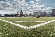Eines der Spielfelder im Espenmoos. Hinten links die Tribüne.