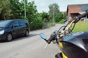 Die Wasserleitung unter der Dorfstrasse in Buhwil ist löchrig; neue Leitungen sollen den Missstand beheben. (Bild: Georg Stelzner)