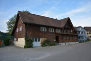 Von vorne sind die Veränderungen, die am Haus vorgenommen worden sind, nicht feststellbar. (Bild: Beat Lanzendorfer)