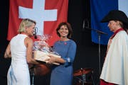 Bundesrätin Doris Leuthard (Mitte) nimmt nach ihrer Rede ein Geschenk von Nationalrätin Andrea Gmür entgegen. (Bild: Corinne Glanzmann, Luzern, 31. Juli 2017))