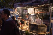 Streetfood-Festivals bieten Besuchern die Möglichkeit, Speisen aus aller Welt zu kosten. (Bild: Michel Canonica)