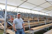 Bauchef Hansueli Frei auf der Tribüne des Schwingfests in Tübach: Am Sonntag wird er ein gefragter Mann sein. (Bild: Perrine Woodtli)