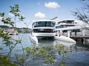 Das neuste Schiff der Schifffahrtsgesellschaft des Vierwaldstaettersees heisst MS Bürgenstock und stach am Donnerstag zum ersten Mal in See. Neben ihm steht das nach einer Havarie reparierte MS Diamant. (Bild: KEYSTONE/URS FLUEELER)