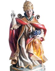 Urban I. wird mit Papstkrone auf dem Haupt und Weintrauben in der Hand dargestellt. Figur in einem Gasthof bei Innsbruck. (Bild: Andreas Faessler)