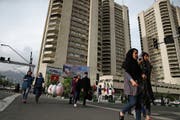 Noch geht in Teheran alles seinen gewohnten Gang: Momentaufnahme am Mirdamad Boulevard. (Bild: Vahid Salemi/AP (Teheran, 6. Mai 2018))