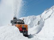 Die Schneeräumungsarbeiten waren intensiv, zumal im Gotthardgebiet bei Räumungsbeginn im April rund drei Mal so viel Schnee lag als üblich. Am Freitagnachmittag nun wird die Gotthardpassstrasse wieder für den Verkehr freigegeben. (Bild: KEYSTONE/URS FLUEELER)